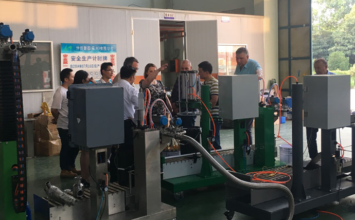 俄羅斯客戶來(lái)我司參觀考察簽訂自動(dòng)灌裝機(jī)訂購(gòu)合同1